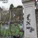 Sulla destra costeggiamo il muro perimetrale del comunit educativa per minori Annibale di Francia (ex Villa Grassi) e poco pi avanti sempre sulla destra ci imbattiamo in un portale grigio in ferro posto tra due pilastri in pietra e colorato in malo modo da alcuni writers